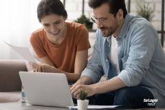 Faites une liste de vos critères incompressibles et de ceux sur lesquels vous pouvez faire des concessions. ©Fizkes Recherche d’un bien immobilier neuf : quels critères intégrer ?