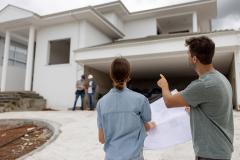 Un couple devant une maison