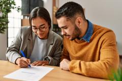 La notice descriptive est un document obligatoirement annexé au contrat de réservation et à l'acte authentique de vente. © AaronAmat - Getty images