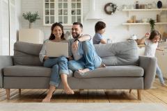 Une famille devant un ordinateur