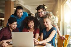 Plusieurs personnes devant un ordinateur