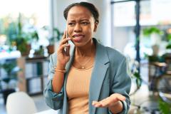 Une femme au téléphone