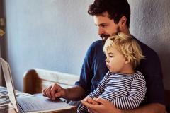 Une homme et un enfant devant un ordinateur