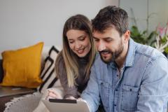 Un couple devant un ordinateur