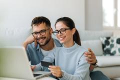 Un couple devant un ordinateur