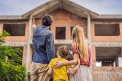 Une famille, devant la construction de leur future maison