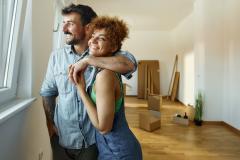 Le bail réel solidaire permet d’acheter un logement neuf à un prix bien inférieur au marché. © skynesher - Getty images