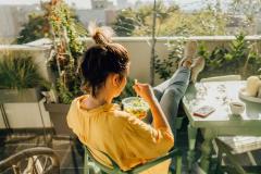 Les plantes en pot peuvent être une solution idéale pour protéger son balcon du vis-à-vis