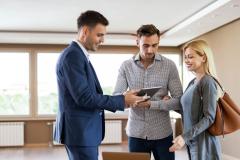 Que ce soit pour devenir propriétaire de votre résidence principale ou pour investir dans l’immobilier locatif, le premier rendez-vous avec un promoteur est une étape essentielle. © skynesher - Getty images