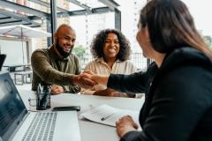 En 2026, les primo-accédants peuvent encore bénéficier de prêts à taux bonifié. © Drs Producoes - Getty Images
