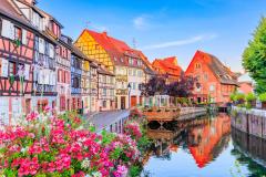 En dehors de ses maisons à colombages, Colmar propose de nombreux programmes immobiliers neufs. © SCStock - Getty Images