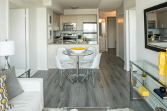 Investir dans un T2 neuf offre l'avantage de proposer à la location une typologie de logement très recherchée. © FOTOGRAFIA INC. - Getty images
