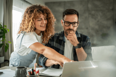Souscrire une assurance habitation en ligne vous permet de gagner du temps et d'obtenir un contrat personnalisé en toute simplicité. © Milan Markovic - Getty images