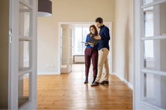Le dispositif Jeanbrun pourrait être révisé avec comme mesure phare : la possibilité de louer son investissement locatif à un proche. © alvarez - Getty images