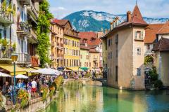Vue sur le quartier historique d'Annecy, avec ses maisons colorées