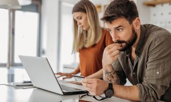 Un couple devant un ordinateur