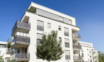 résidence neuve blanche avec balcons