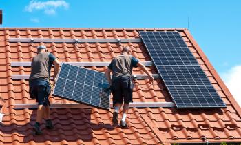 Personne en train d'installer des panneaux solaires