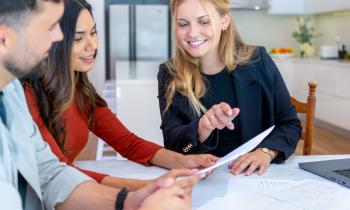 Achat d’un logement neuf : le rachat de crédits est l’une des solutions les plus efficaces pour augmenter votre capacité d’emprunt. © courtneyk - Getty Images