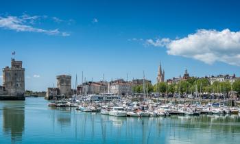 Ville côtière et étudiante, La Rochelle a tout de la ville idéale pour investir dans le neuf. © Mathilde Receveur - Getty Images