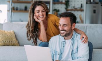 Le crédit en ligne est l'option idéale pour faire face aux dépenses liées à la rentrée en étalant les dépenses. © VioletaStoimenova - Getty images