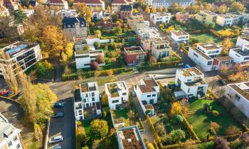 La régénération urbaine vise à redonner vie à des zones délaissées, tout en limitant l'étalement urbain. © Nikada - Getty images.