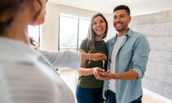 Certains promoteurs immobiliers font régulièrement des gestes commerciaux pour rendre plus attractif leur programme immobilier. @ Getty Image