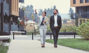 Avec la fin du Pinel, les investisseurs peuvent se pencher sur des alternatives intéressantes comme le statut LMNP, l'investissement en SCI ou en SCPI. © gremlin - Getty images