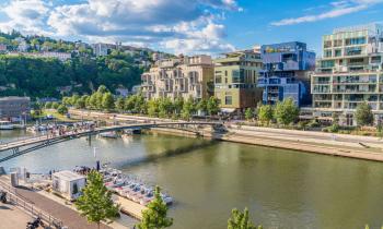 En Auvergne-Rhône-Alpes, plus de 400 programmes neufs proposent des biens à moins de 200 000 euros. © Sergi Formoso - Getty Images