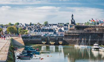 Concarneau séduit par sa célèbre Ville Close, son port de pêche et ses plages. © raphtong - Getty images