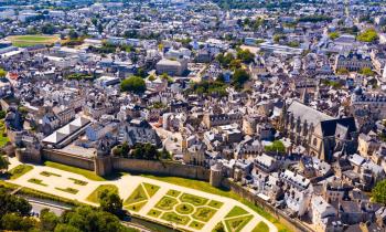 Vannes est une ville est une ville idéale pour vivre ou investir en Bretagne. © JackF – Getty Images