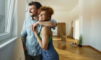 Le bail réel solidaire permet d’acheter un logement neuf à un prix bien inférieur au marché. © skynesher - Getty images