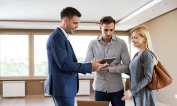 Que ce soit pour devenir propriétaire de votre résidence principale ou pour investir dans l’immobilier locatif, le premier rendez-vous avec un promoteur est une étape essentielle. © skynesher - Getty images