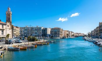 Sète bénéficie d’un réel engouement des acheteurs, notamment pour les résidences secondaires et les programmes situés en bord de canal ou à proximité des plages. © Pascale Gueret - Getty images