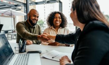 En 2026, les primo-accédants peuvent encore bénéficier de prêts à taux bonifié. © Drs Producoes - Getty Images