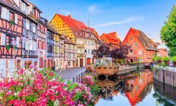 En dehors de ses maisons à colombages, Colmar propose de nombreux programmes immobiliers neufs. © SCStock - Getty Images