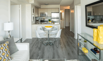 Investir dans un T2 neuf offre l'avantage de proposer à la location une typologie de logement très recherchée. © FOTOGRAFIA INC. - Getty images