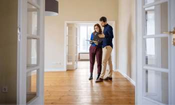Le dispositif Jeanbrun pourrait être révisé avec comme mesure phare : la possibilité de louer son investissement locatif à un proche. © alvarez - Getty images