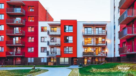 Logements : en baisse, les mises en chantier ont néanmoins bien