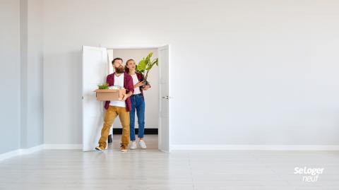 Couple Dans Une Nouvelle Maison Pendant Les Travaux De Réparation