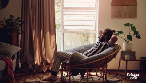 Homme tranquille dans sa chambre