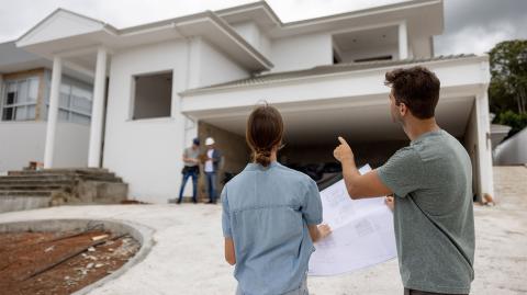 Un couple devant une maison