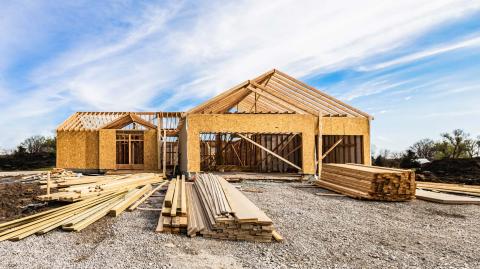 Le nombre de permis de construire délivrés pour des maisons individuelles a chuté de -34 %. © ANNVIPS - Getty images