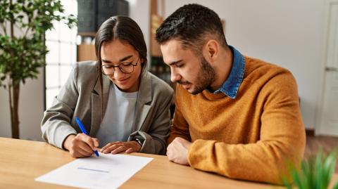 La notice descriptive est un document obligatoirement annexé au contrat de réservation et à l'acte authentique de vente. © AaronAmat - Getty images