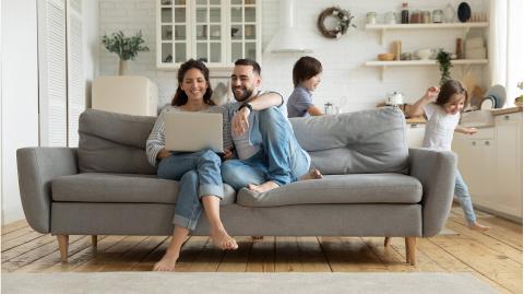 Une famille devant un ordinateur