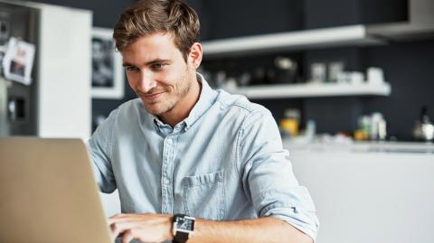 Un homme devant son ordinateur