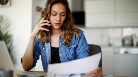 Une femme qui téléphone