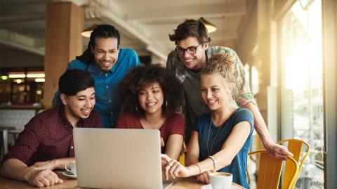 Plusieurs personnes devant un ordinateur