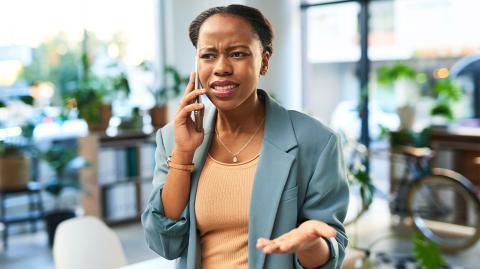 Une femme au téléphone