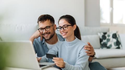 Un couple devant un ordinateur